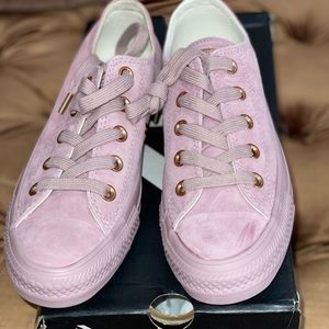 Mauve Low-top Chuck Taylors